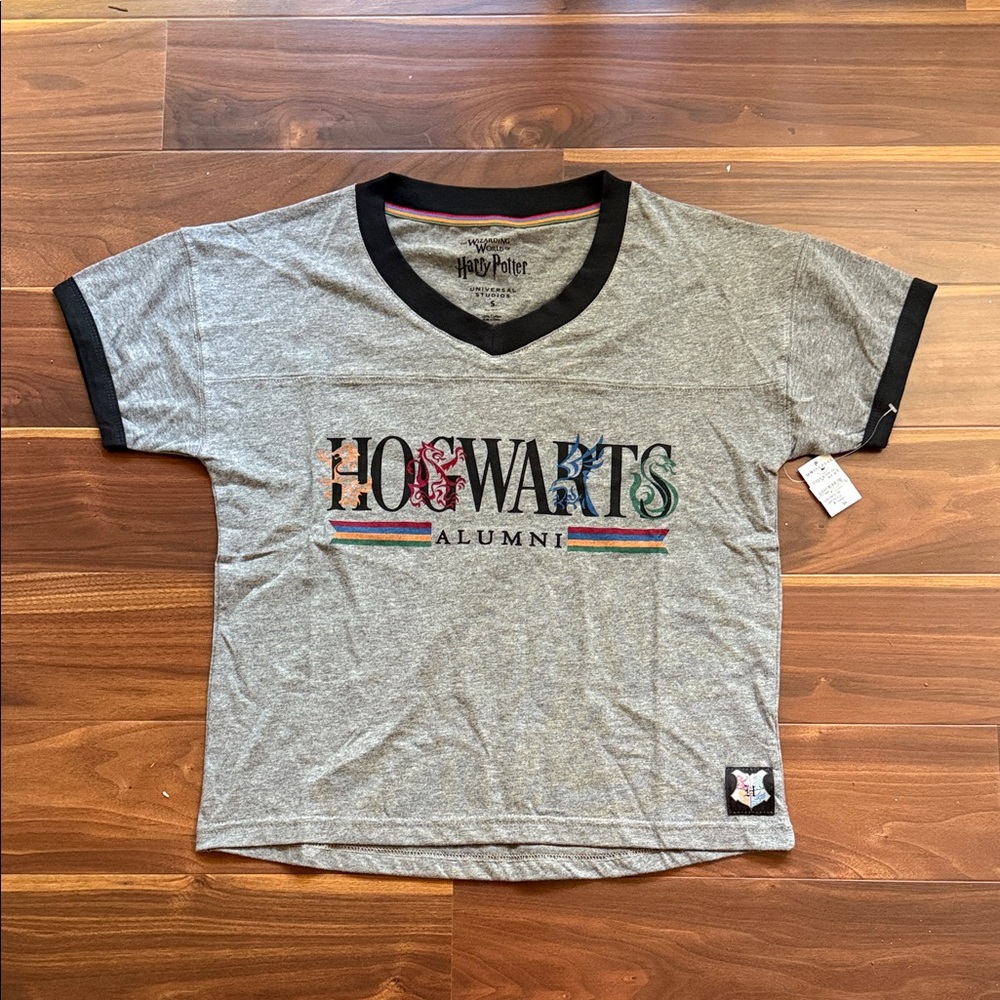 Warner Bros. Gray and Black Hogwarts Alumni Tee size Small